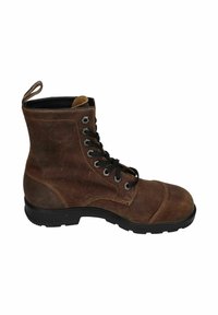 Bota de cuero marrón con acabado texturizado, diseño de cordones, ojales de metal, suela de goma y una pestaña en la parte trasera.