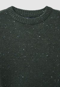 Dunkelgrüner Strickpullover mit einem gerippten Rundhalsausschnitt und einer gesprenkelten Textur, die kleine weiße, blaue und grüne Sprenkel aufweist.