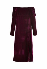 Off-shoulder, långärmad klänning i djup burgundysk sammet, knälång med en sidoklyvning, med en mjuk, texturerad yta.