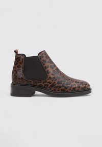 Botas de tobillo de charol con estampado de leopardo marrón, con paneles laterales elásticos, punta redondeada y un tacón bajo tipo bloque. Material sintético elegante con una textura suave.