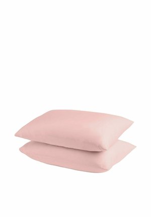 Kaksi vaaleanpunaista suorakaiteen muotoista tyynyä pinottuna valkoiselle pohjalle.