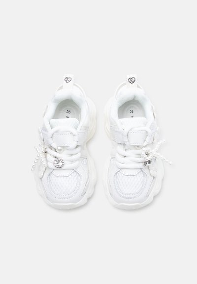 Λευκά αθλητικά παπούτσια με υλικά από δίχτυ και συνθετικό δέρμα, στρογγυλεμένο τοτέτο, υφασμένο πάνω μέρος, διακοσμητικές λεπτομέρειες με πέρλες και θηλιά έλξης.