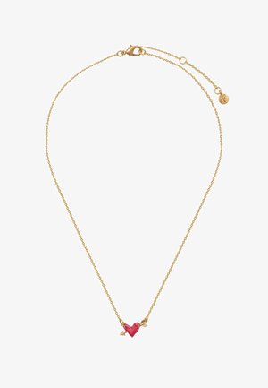 Gouden ketting met een rood hartvormig hangertje doorboord door een kleine gouden pijl, voorzien van een karabijnsluiting en een verstelbare verlenging.