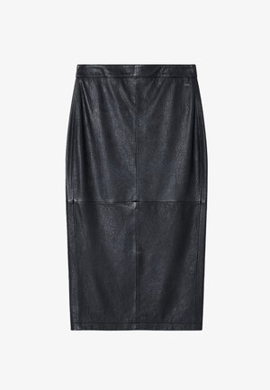 Gonna a matita in pelle nera con texture liscia, design fino al ginocchio e dettaglio con cucitura frontale. Presenta una vita alta con hardware minimale.