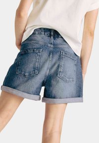 Marks & Spencer MOM PURE - Shorts di jeans - mid blue