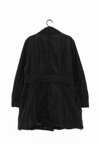 Černá péřová bunda s páskem v oblasti pasu, vysokým límcem, dlouhými rukávy a texturovaným povrchem. Zavěšená na černém háčku.