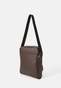Guess MILANO - Skulderveske - dark brown