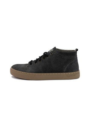 Zapatilla alta de ante negra con puntera redonda, cierre de cordones en la parte delantera, ojetes dorados y suela de goma beige.