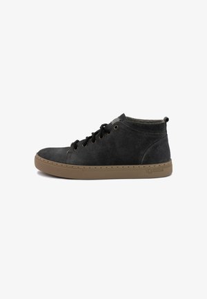 Zapatilla alta de ante negra con puntera redonda, cierre de cordones en la parte delantera, ojetes dorados y suela de goma beige.
