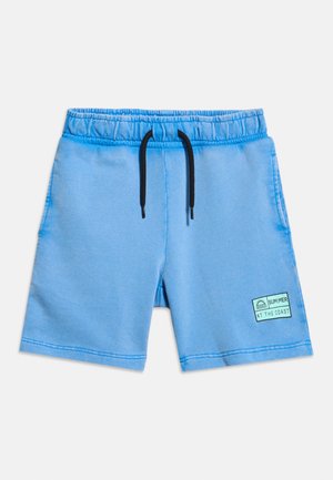 Pantaloncini con vita elastica azzurri chiaro con coulisse nera e una toppa con la scritta "SUMMER AT THE COAST" sulla gamba sinistra.