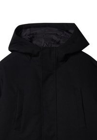 Schwarze Jacke mit passender Kapuze, featuring einen hohen Kragen, zwei Seitentaschen und einer glatten Außenbeschaffenheit. Das Innere hat eine gesteppten Futter.