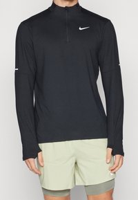 Schwarzes langärmeliges Sportshirt mit einem Viertelreißverschluss und weißem Nike-Logo. Verfügt über leichte elastische Bündchen und Schultereinsätze.