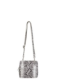 Borsa a tracolla con motivo di pelle di serpente in argento e grigio, con forma rettangolare, tracolla metallica e chiusura a zip.