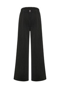 Pantaloni denim neri a gamba larga con elastico in vita, caratterizzati da una texture liscia e un design semplice e senza fronzoli.