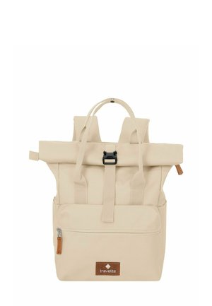 Beige Rolltop-Rucksack aus strapazierfähigem Stoff mit verstellbaren Trägern, einer vorderen Reißverschlusstasche und einem Logo-Patch in Braun.