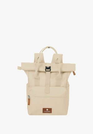 Sac à dos beige enroulable fabriqué en tissu durable, doté de bretelles réglables, d'une poche zippée à l'avant et d'un patch logo marron.
