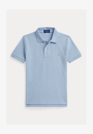 Lys blå poloskjorte laget av teksturert stoff, med tre-knappers slids, korte ermer og en liten brodert logo på brystet.