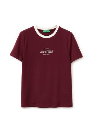 Camiseta de manga corta burdeos con ribete blanco en el cuello redondo y texto "League Sport Club EST. 1965" impreso en el pecho.