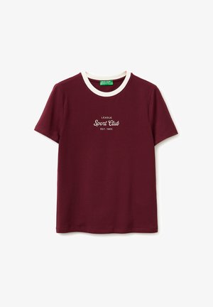 T-shirt manches courtes bordeaux avec bord blanc au col rond et texte « League Sport Club EST. 1965 » imprimé sur la poitrine.