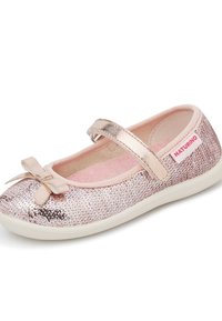 Dámské boty Mary Jane v metalické růžové barvě s ozdobnou mašlí, mají textured lesklý povrch a polstrovanou vnitřní část. Lehká gumová podrážka.