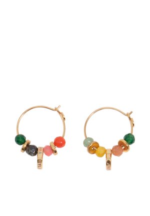Pendientes de aro dorado con cuentas facetadas multicolores y pequeños aros dorados, cada uno con un colgante vertical dorado con letras grabadas.