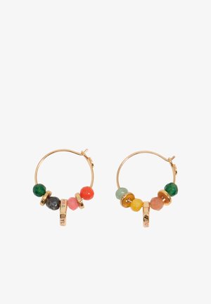 Pendientes de aro dorado con cuentas facetadas multicolores y pequeños aros dorados, cada uno con un colgante vertical dorado con letras grabadas.