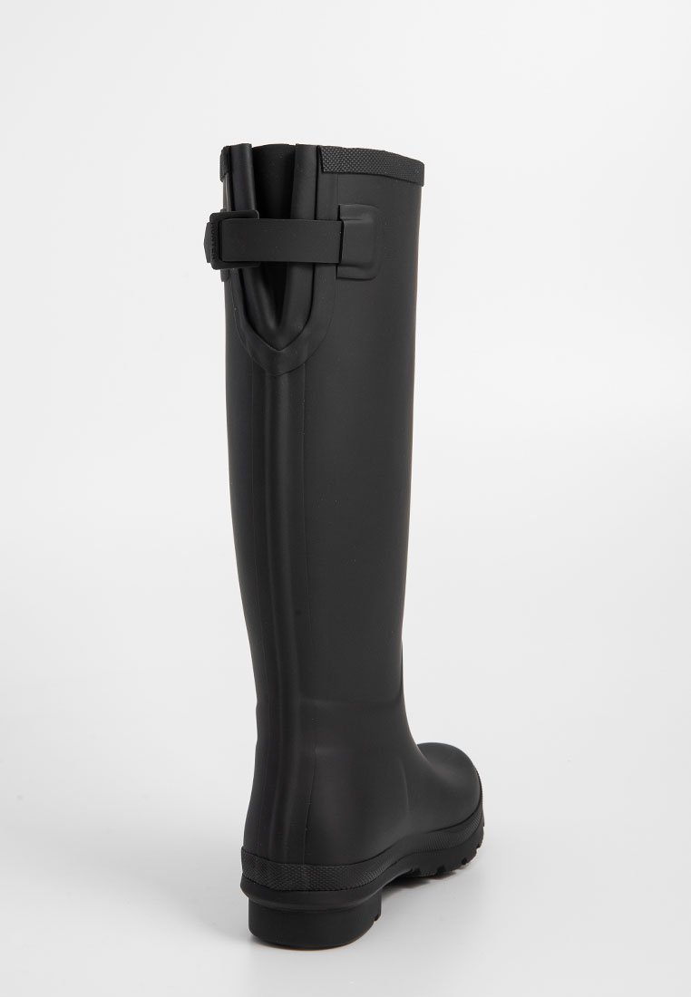 Schwarze Gummiregenstiefel mit mattem Finish, hoher Schnitt und runder Zehenform. Verfügt über einen Riemen an der Oberseite und eine strukturierte Sohle für besseren Halt.