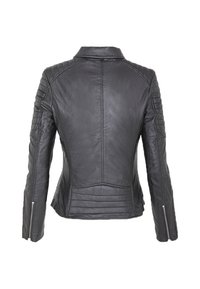 Schwarze Lederjacke mit gesteppten Schulterdetails und Reißverschlussakzenten an den Ärmeln. Taillierte Passform mit abgerundetem Saum hinten.