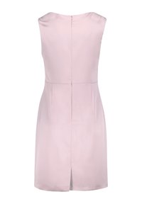 Robe rose clair sans manches, longueur genou, avec fermeture éclair dans le dos et fente centrale en bas, cintrée à la taille.