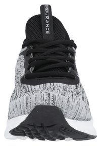 Schwarze und graue Sportschuhe mit einem gestrickten Obermaterial, runder Zehenpartie, strukturiertem Außensohlenprofil und Schnürung an der Vorderseite. Mit einem markierten Label auf der Zunge.