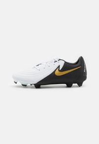 Svart och vit fotbollssko med en gul Nike-swoosh, texturerad ovandel och flera dubb på yttersulan för grepp.