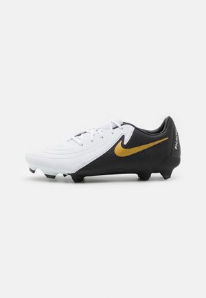Chuteira de futebol em preto e branco com o swoosh dourado da Nike, parte superior texturizada e múltiplos pinos na sola para tração.
