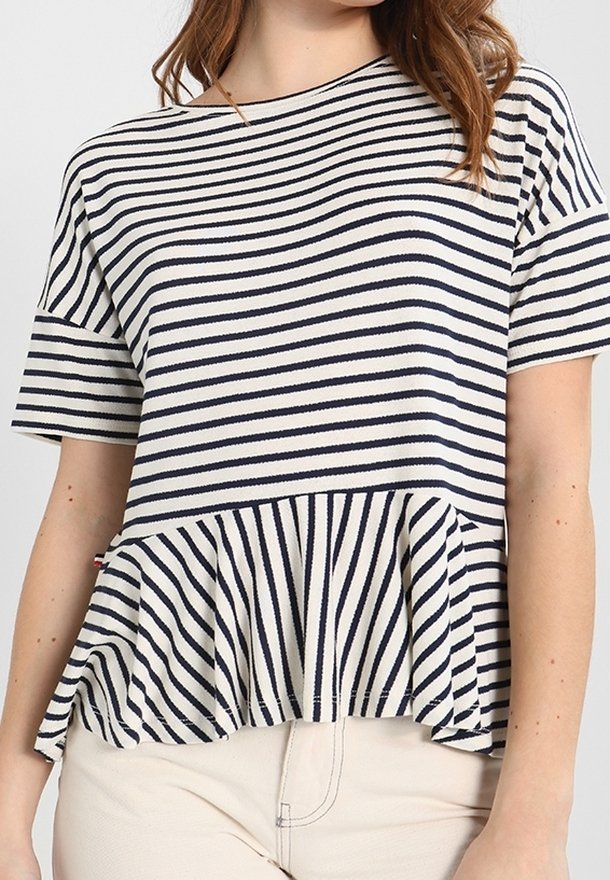 Top de manga corta a rayas en color crema y azul marino, con un dobladillo acampanado y rayas verticales. Tejido suave con un corte relajado.