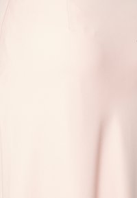 Lichtroze satijnen stof met een gladde textuur, met een subtiele glans en strakke lijnen. Eenvoudig ontwerp zonder zichtbare patronen of hardware.