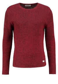 Punainen neulepusero, jossa on pitkät hihat, pyöreä kaula-aukko, tekstuuriainen kangas ja pieni brändilogo alhaalla oikealla puolella.