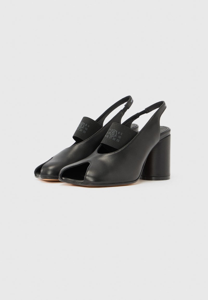 Sorte læder slingback-sko med åben tå, chunky hæl og en blød elastisk rem med præget detaljer. Glat tekstur, moderne design.