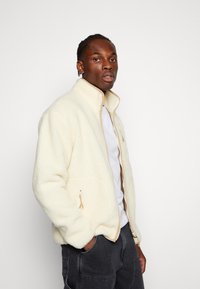 Blend BHSweatshirt TEDDY - Casaco leve - cloud cream