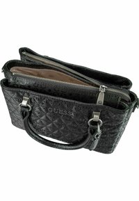 Borsa a tracolla nera trapuntata con superficie lucida, due manici superiori e chiusura con zip. Presenta un logo e tasche interne con zip.