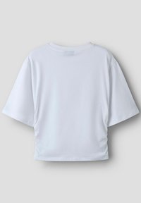 Hvid kortærmet T-shirt med rund hals og samling på siderne. Blødt stof med en glat overflade og afslappet pasform.