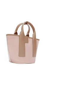 Beige leren en roze stoffen tote bag met dubbele handvatten en een opvallend uitsnijdontwerp. Stevige vorm, zachte textuur, minimale details.