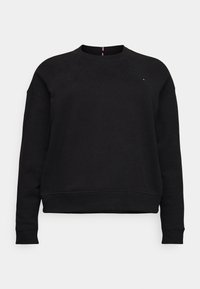 Sudadera negra con cuello redondo, mangas largas, puños acanalados y un pequeño logo en el pecho con rayas en el cuello.