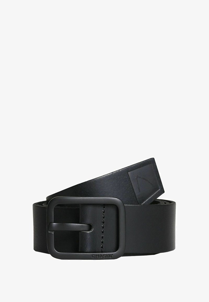 Cinturón de cuero negro con una hebilla de metal negra mate en forma rectangular. Presenta un logo sutil y costuras en contraste a lo largo de la correa.