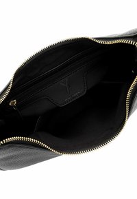Interno della borsa in pelle nera con una texture liscia, dotato di una tasca con zip e una etichetta con il marchio. Dettaglio della zip dorata lungo l'apertura.