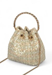 Bolso de cubo de tejido beige adornado con lentejuelas, con cierre de cordón, herrajes dorados y una cadena como correa. Incluye un asa redonda.