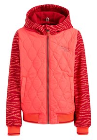 Czerwono-różowa kurtka pikowana z kapturem, z teksturowanym materiałem, przednim zamkiem błyskawicznym oraz wzorzystymi rękawami z haftem "Czuję się dobrze".