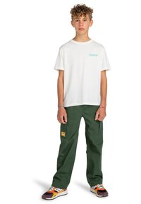Witte t-shirt met korte mouwen met het "Element" logo in turquoise, gecombineerd met donkergroene cargobroeken met zijzakken en oranje accenten.