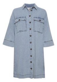 Robe chemise en denim bleu clair avec des manches courtes, deux poches poitrine, fermeture à boutons sur le devant et détails de décoloration subtils sur le tissu.
