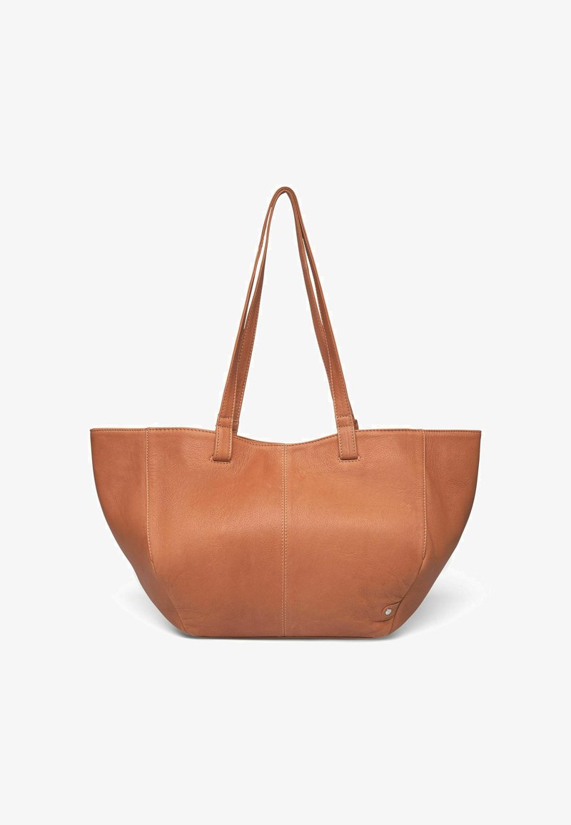 Tote bag van tan leer met twee lange handvatten, ronde vorm, gladde textuur en subtiele stikdetails. Geen zichtbare hardware of accenten.