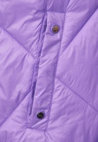 Lila puffig jacka med ett diamantquiltat mönster, slät textur och en dekorativ knäppning med ingraverad logotypdetalj.