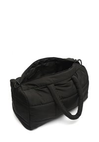 Borsa da viaggio nera imbottita con una superficie tessutata, caratterizzata da due manici robusti e un'apertura con zip, che mette in risalto il suo ampio interno.